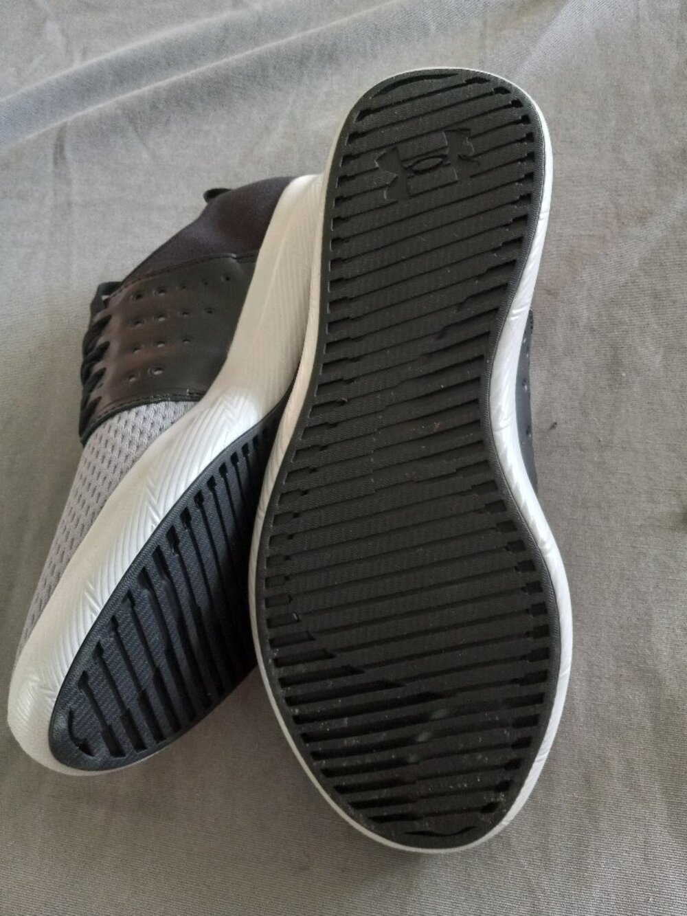 Under Amour sneakers Size 8 Great condition